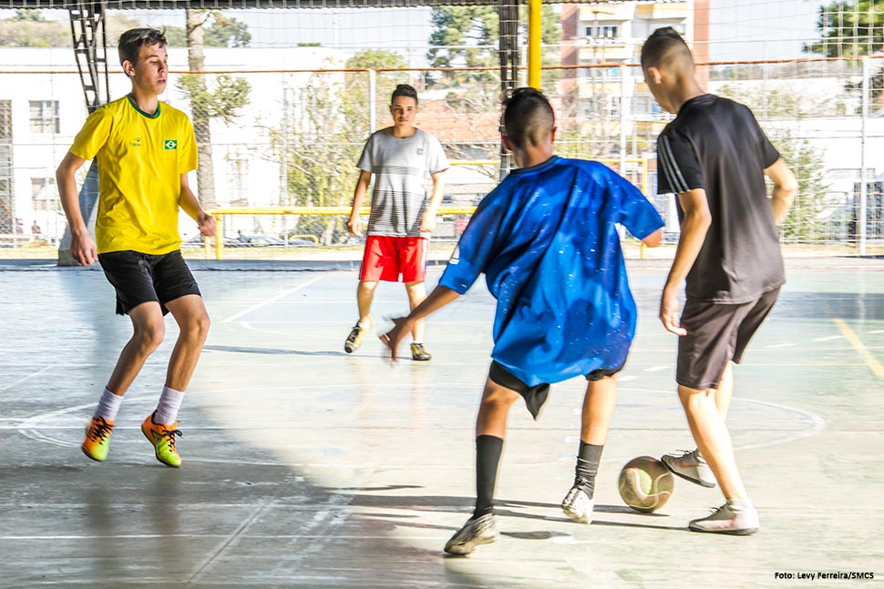 Rua da Cidadania do Pinheirinho tem escolinha de futsal gratuita