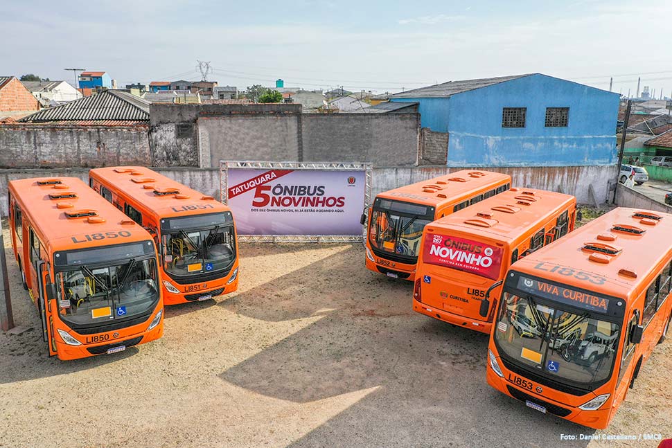 Prefeitura entrega cinco ônibus para a frota do transporte e anuncia obras