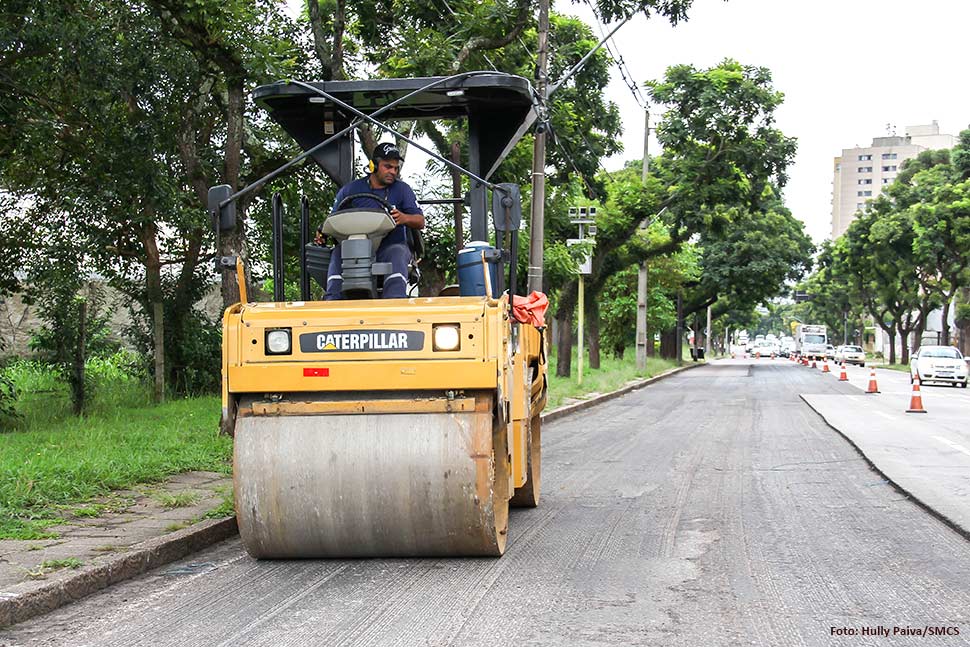 Via rápida Capão Raso-Pinheirinho ganha novo asfalto