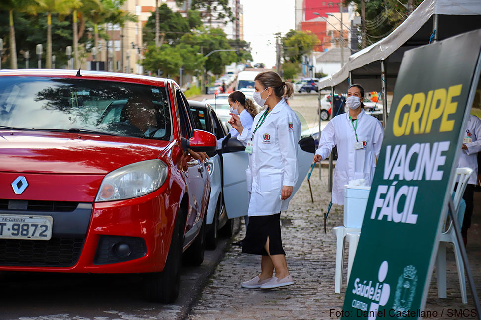 Com estreia de drive thru, primeiro dia imuniza mais de 43 mil pessoas contra gripe