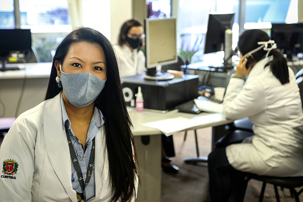 Médicos do ICS telefonam para pacientes idosos durante a pandemia