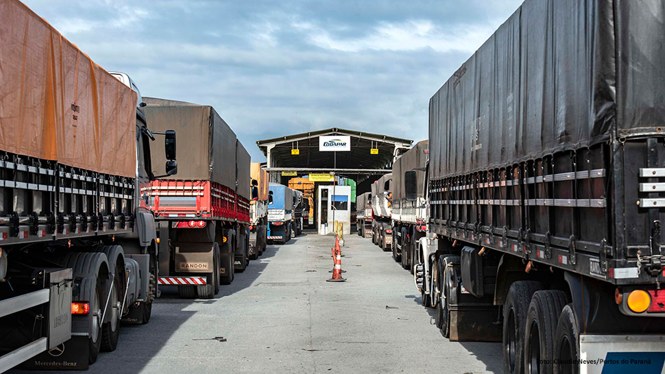 Porto de Paranaguá bate recorde em movimento de caminhões