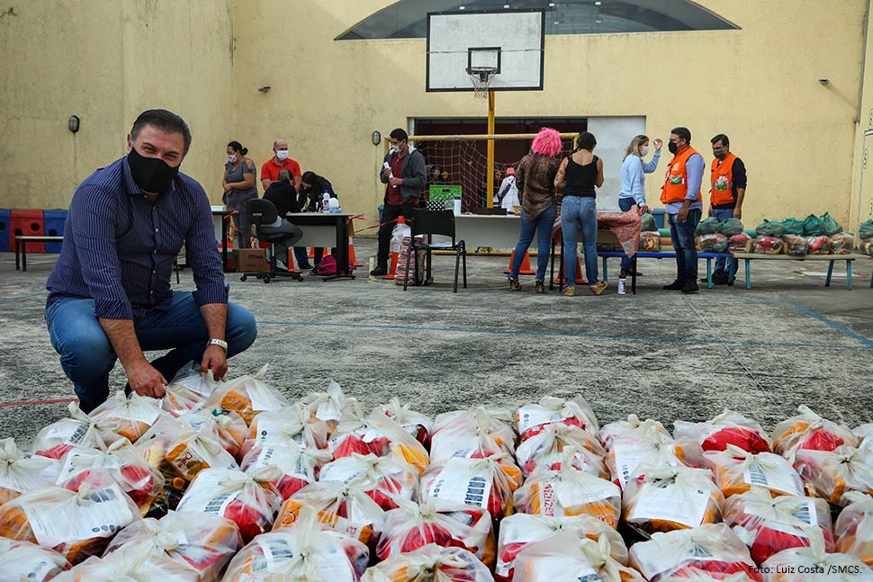 Famílias do Tatuquara e Pinheirinho recebem kits com alimentos