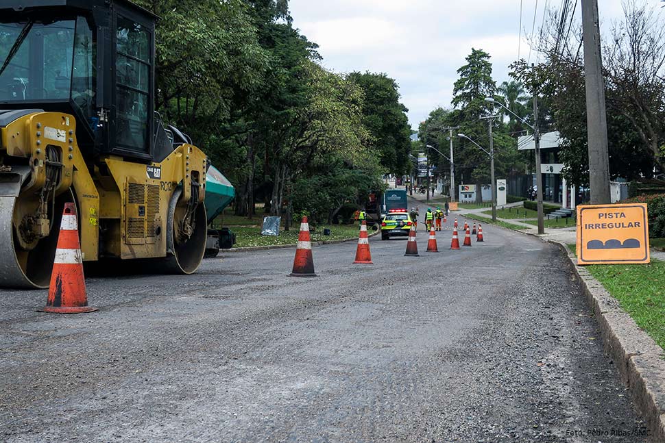 Avenidas do Pinheirinho e Portão com obras de pavimentação