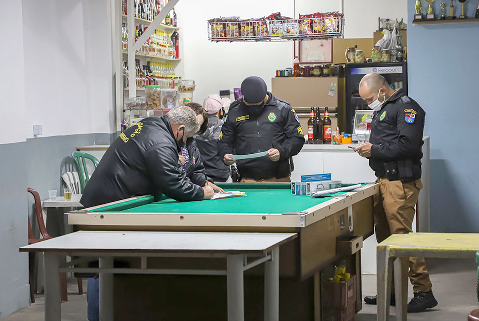 Fiscalização interditou bar e tabacaria no Pinheirinho