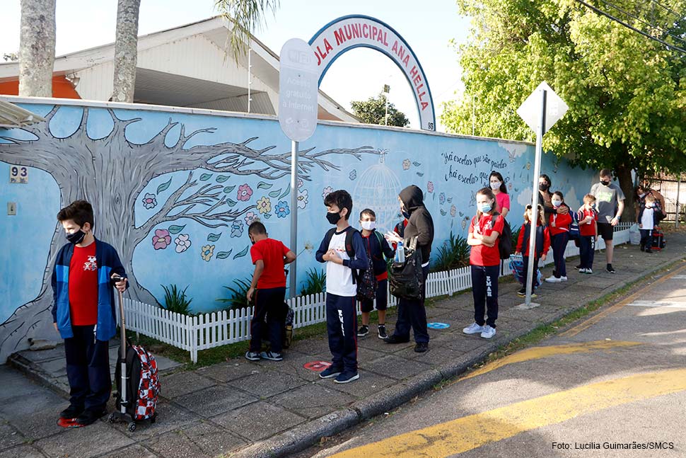 Crianças voltam para as aulas presenciais na rede municipal