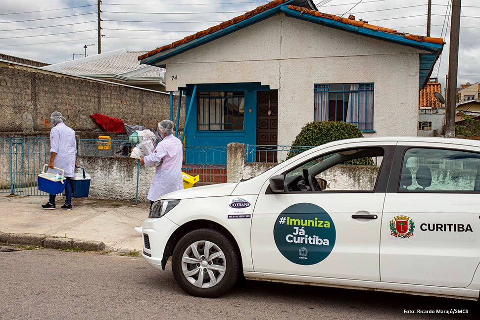 Com mais pontos e drive-thru, Curitiba vacinará idosos acima de 90 anos