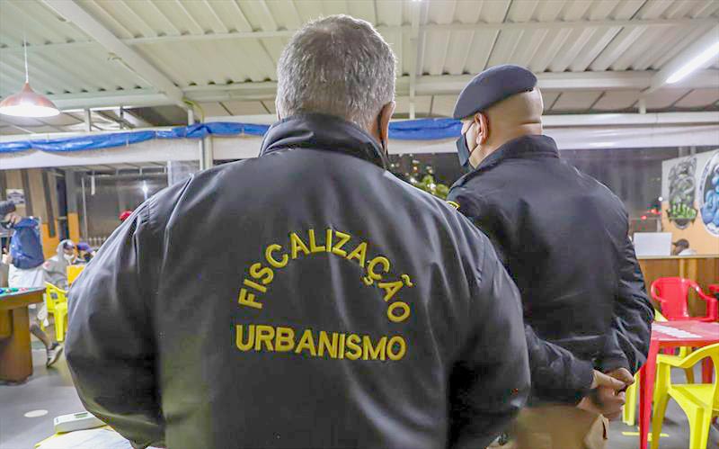 Fiscais interrompem festas clandestinas no Ganchinho e Umbará