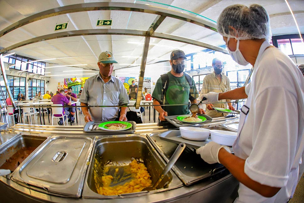 Curitiba garante dignidade à mesa e alojamento de qualidade a quem mais precisa