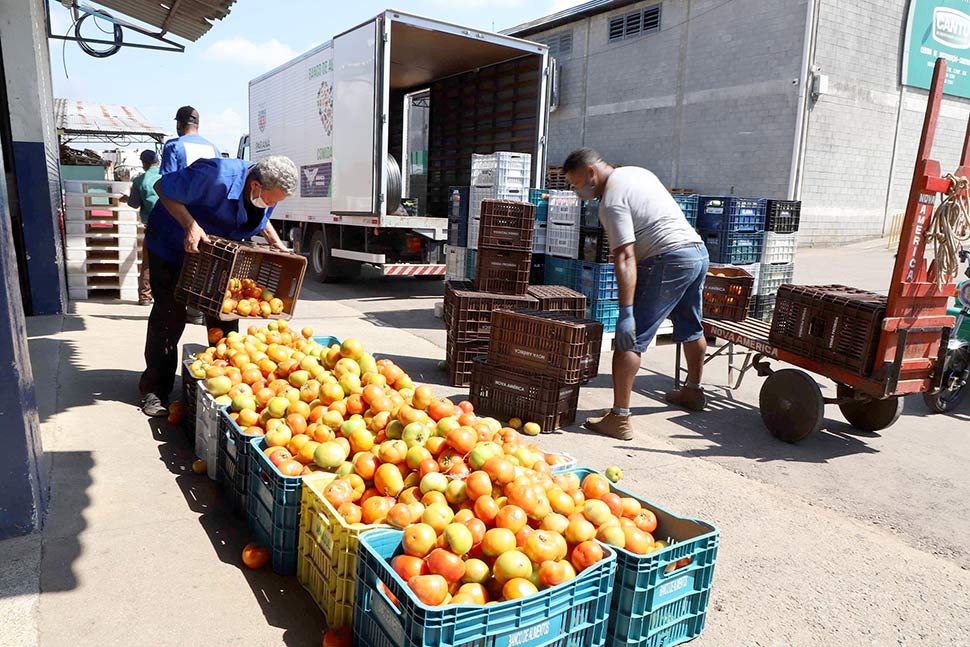 Iniciativa da Ceasa e Sindaruc entrega frutas aos profissionais do combate ao Covid