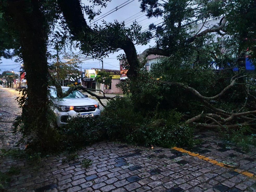 O temporal e seus prejuízos na capital paranaense