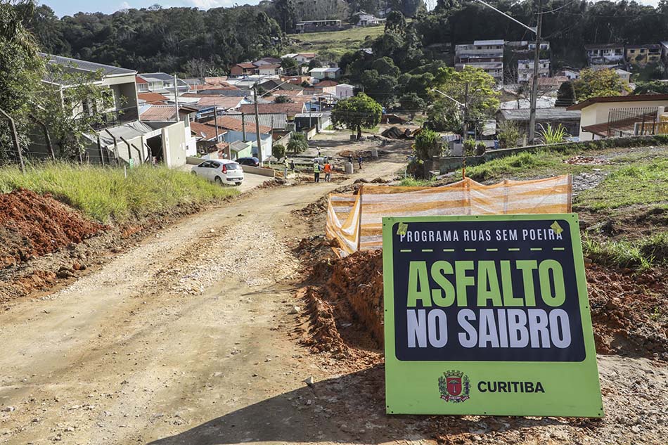 Pó e lama saem das ruas da Regional Boa Vista