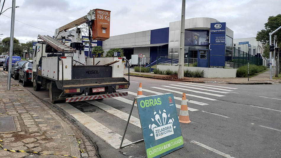 Esquina movimentada no Rebouças ganha nova iluminação