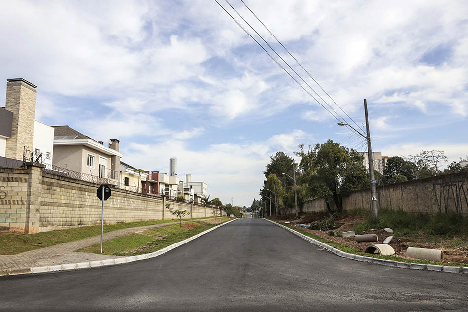 Asfalto leva vida nova para os moradores do Pinheirinho