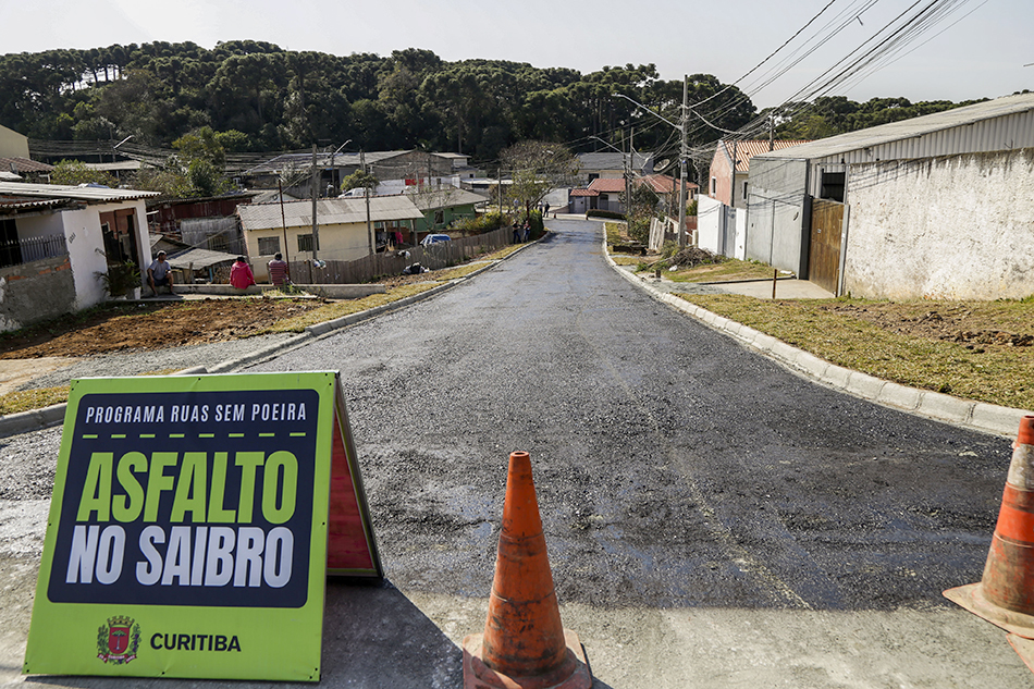 Rua Dr. Plínio Gonçalves Marques recebe asfalto novo