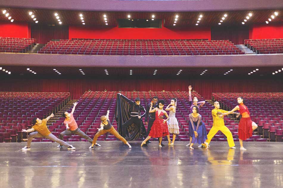 Guaíra faz leva dança a pontos turísticos de Curitiba