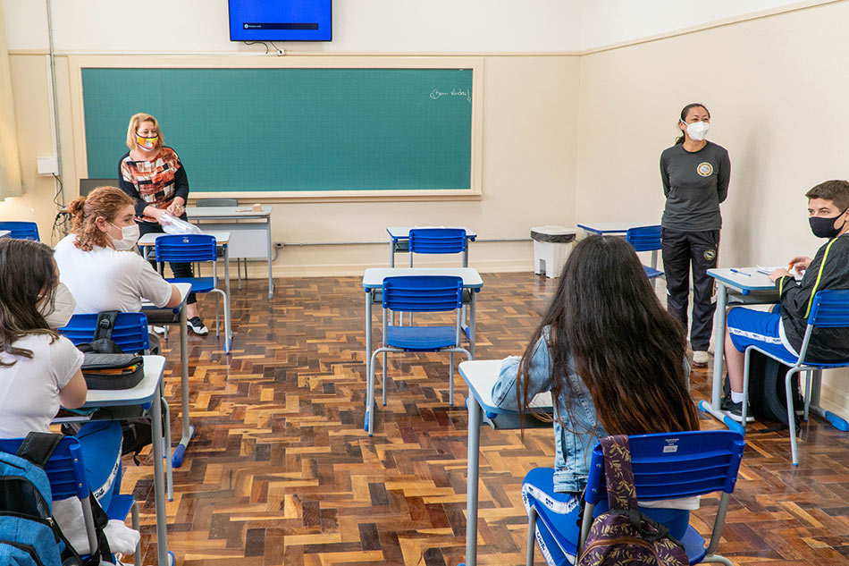 Escolas estaduais retomam atividades presenciais em todo Paraná