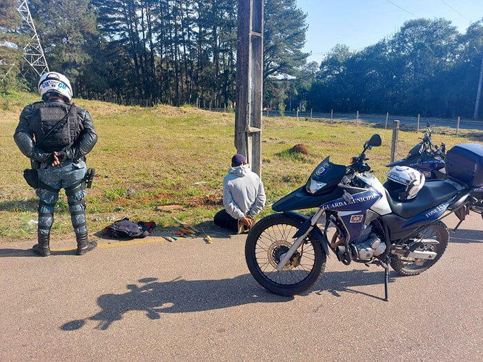 Guardas municipais de Curitiba prendem suspeito de furtar cabos no Pinheirinho