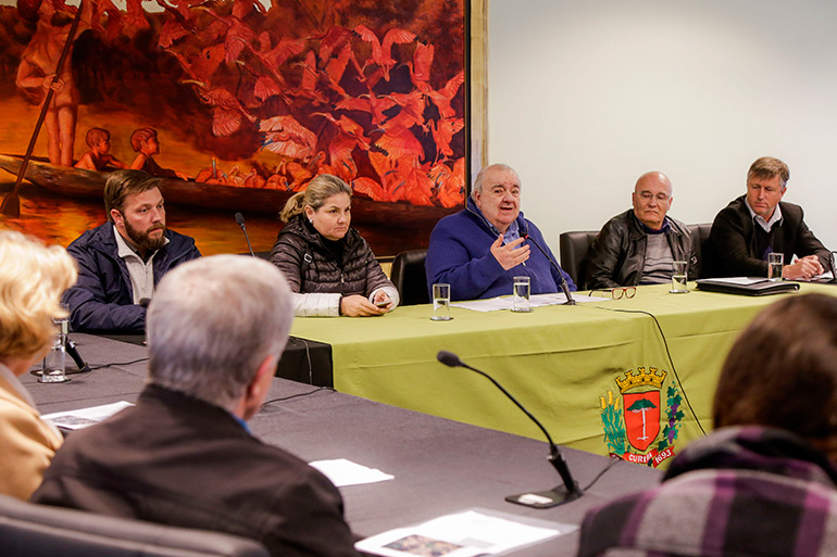 Greca apresenta a moradores as melhorias do bairro Umbará