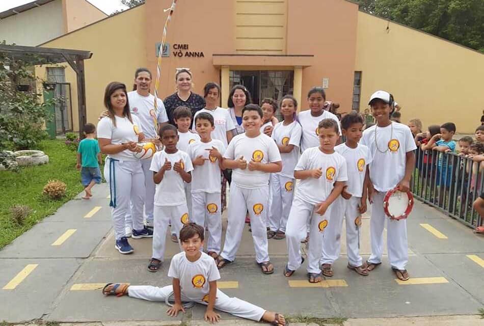 Quase 200 crianças recebem presentes na São Carlos