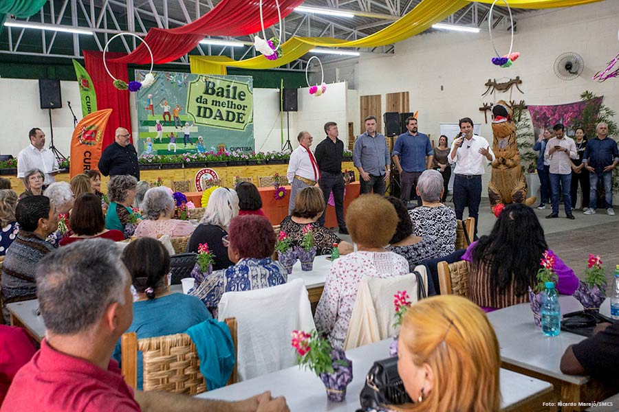 Bailes da Melhor idade divertem idosos em quatro regionais de Curitiba