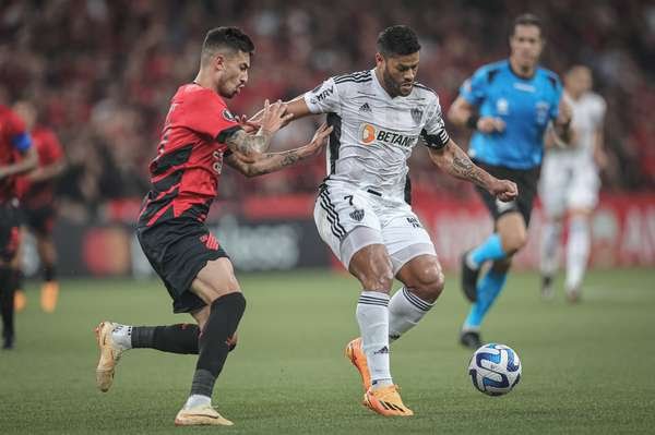 Galo vence Athletico-PR com gols de Hulk e vence a 1ª no Brasileiro