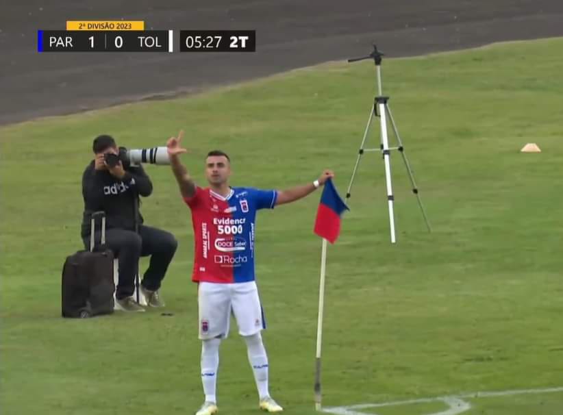 Com muita festa em frente ao estádio. Paraná larga com vitória na série B