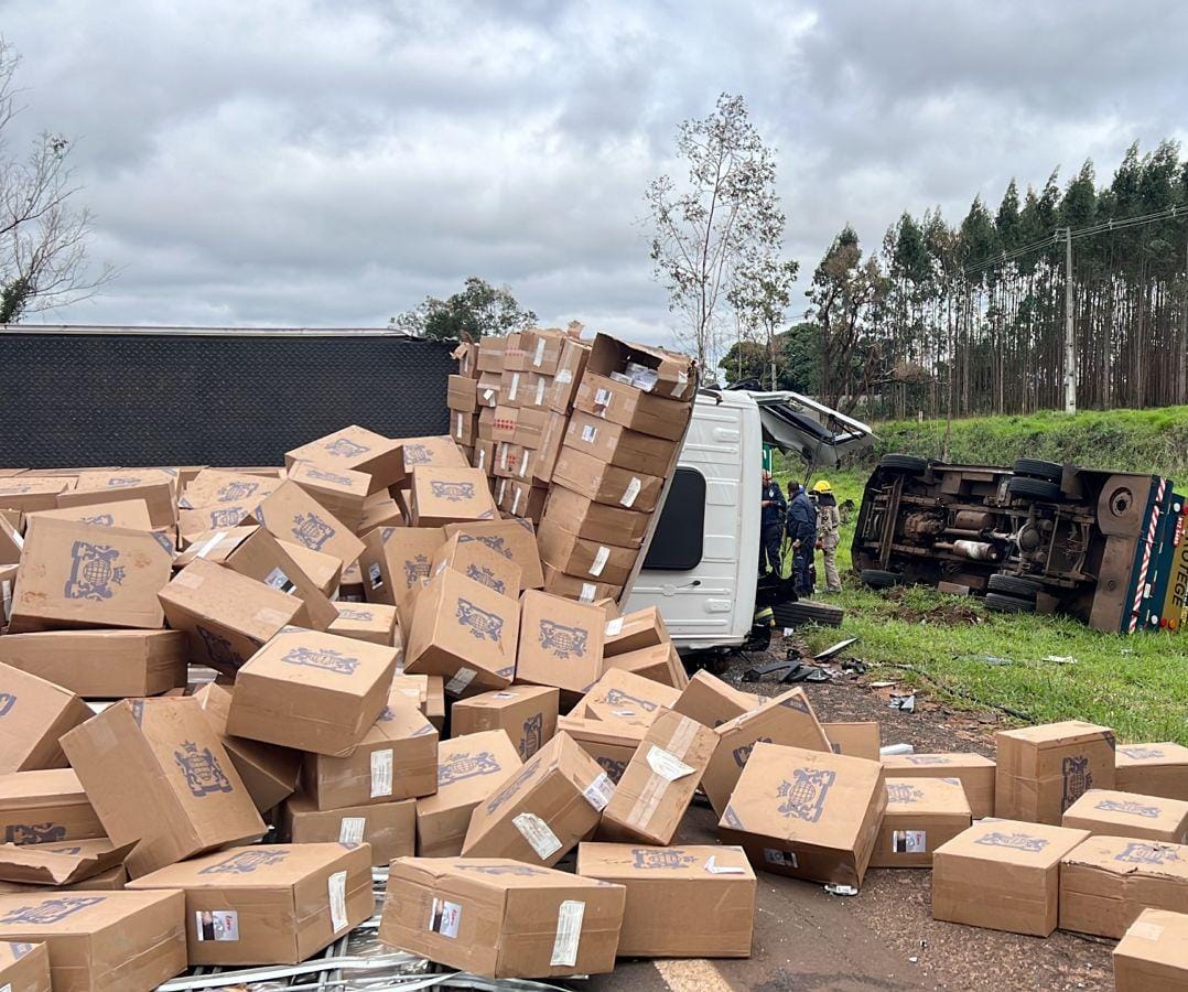 Acidente entre carro-forte e caminhão interdita PR-323 em Cianorte