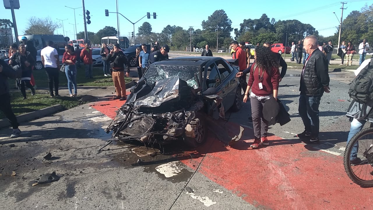 Grave acidente na Linha Verde: Motorista que furou sinal é atingido por biarticulado e fica em estado crítico