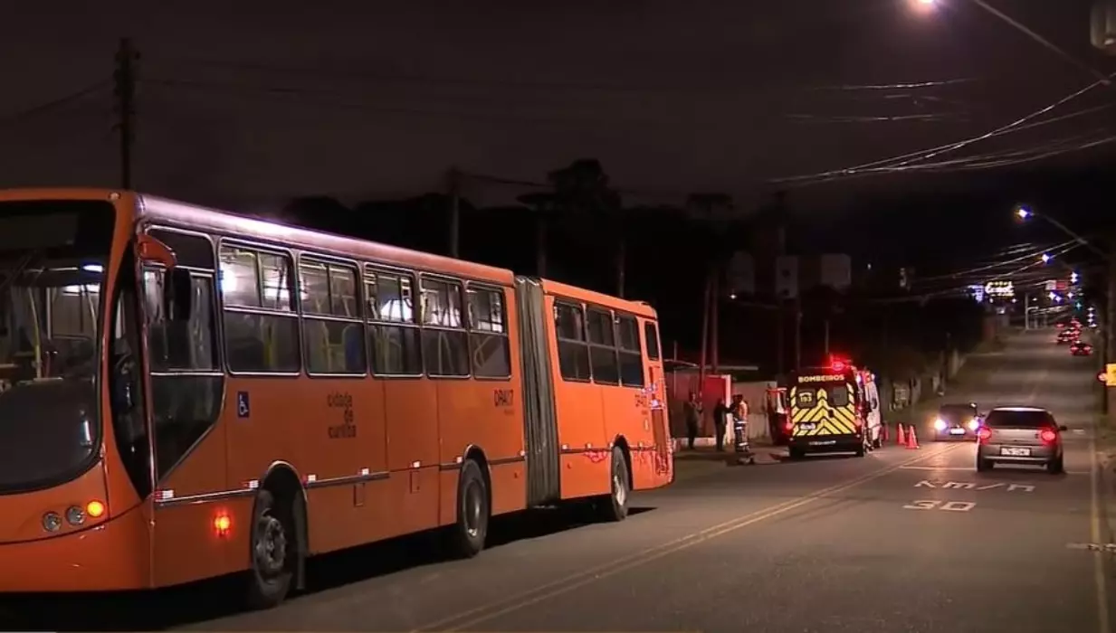 Idoso falece em acidente de trânsito em Curitiba ao desembarcar de ônibus