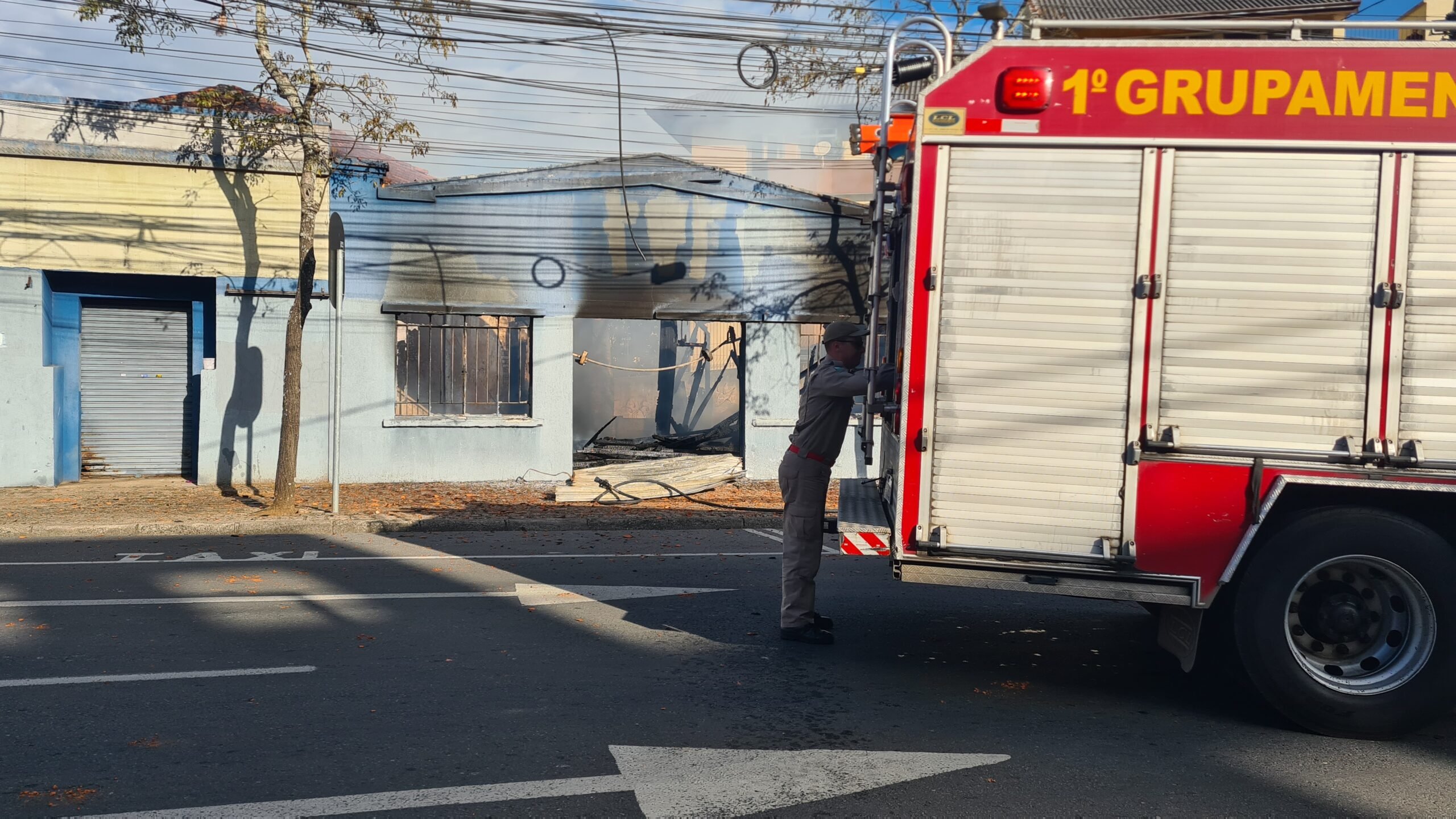 Incêndio em imóvel abandonado mobiliza três carros de Bombeiros no bairro CIC, em Curitiba