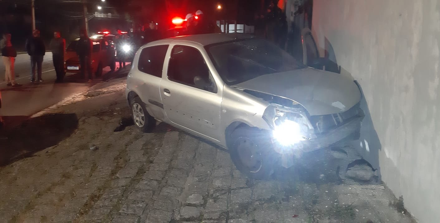 Motorista causa colisão em contramão, atingindo pelo menos 5 carros e para somente após colidir com muro