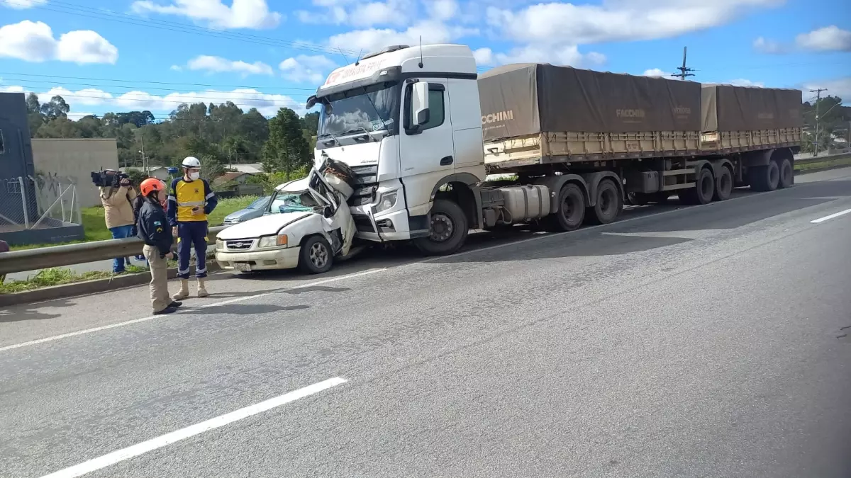 Motorista morre atropelado por caminhão enquanto trocava pneu na BR-277