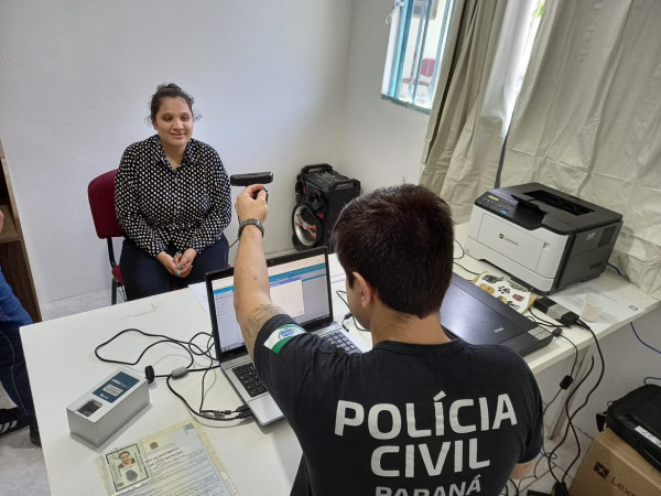 Polícia Civil do Paraná oferece serviços de polícia judiciária à população de Curitiba em evento na Praça Menonitas