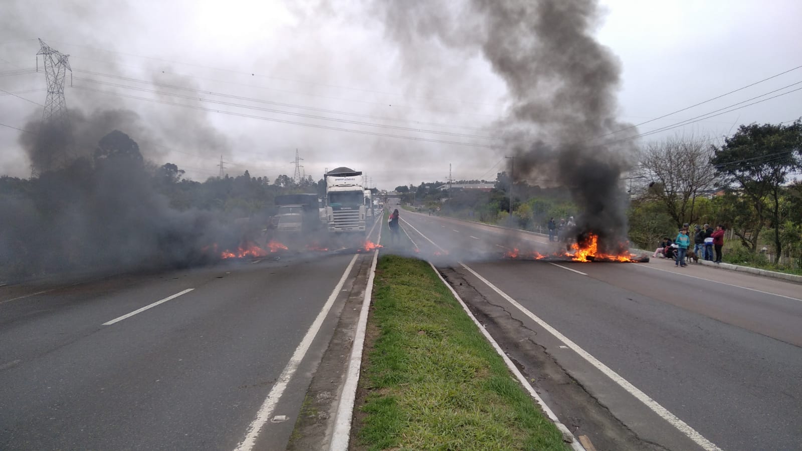 Protesto bloqueia Rodovia do Xisto e causa congestionamento na região