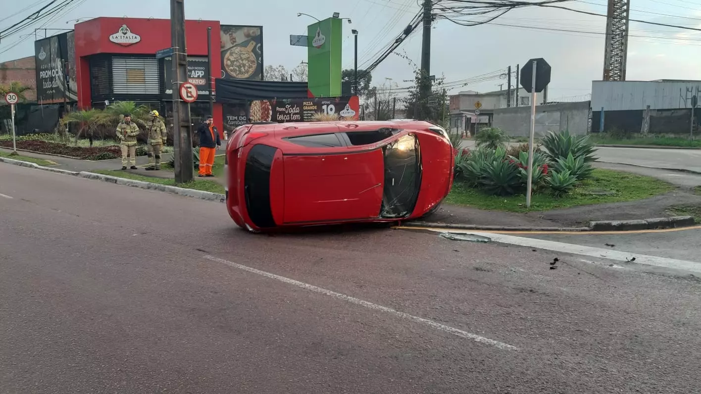 Acidente ocorre no bairro Sítio Cercado após motorista desrespeitar preferencial e capotar carro de jovem