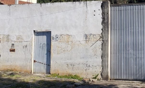 Homem sofre queda grave ao cair de muro em Curitiba