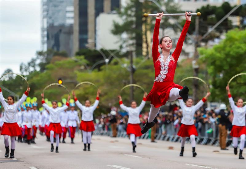 Desfile cívico-militar em Curitiba celebra a Independência do Brasil