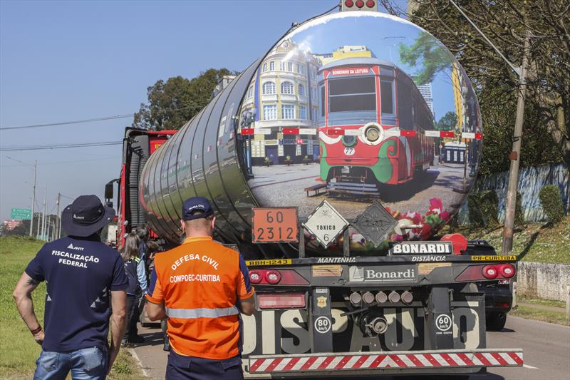 Caminhões com carga perigosa são interceptados e multados na linha verde