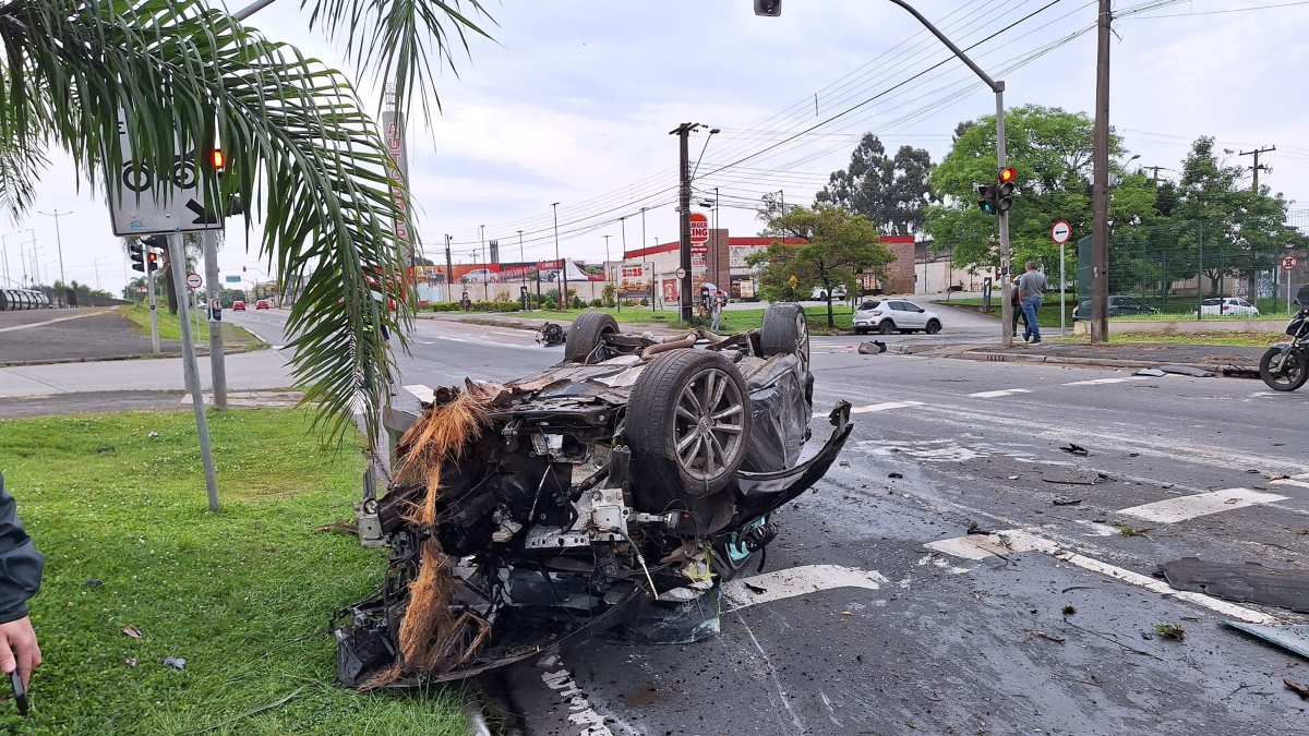 Homem fica ferido em capotamento na Linha Verde, em Curitiba