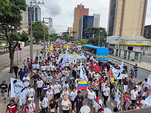 Mil famílias ocupadas ameaçadas de despejo protestam nas ruas de Curitiba