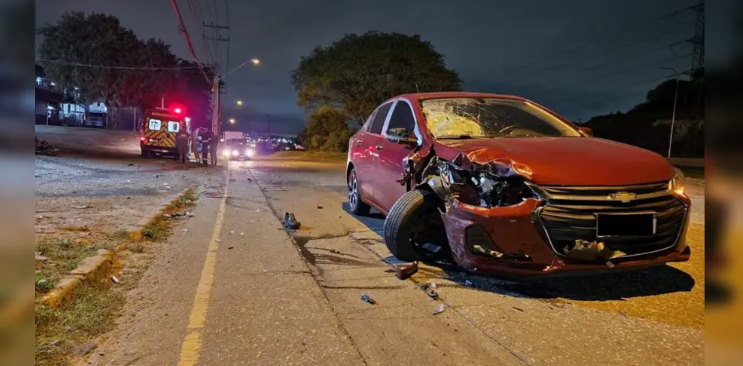 Motociclista fica gravemente ferido após colidir de frente com carro na CIC