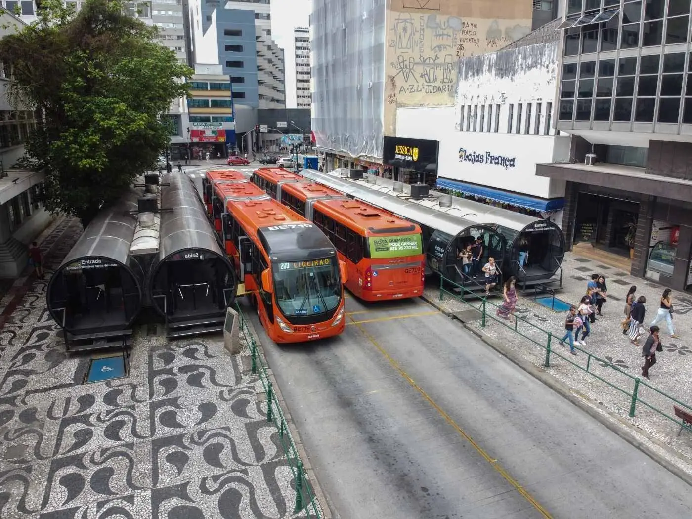 Alterações nos horários de ônibus, Unidades Básicas de Saúde e escolas em Curitiba durante o feriado da Proclamação da República