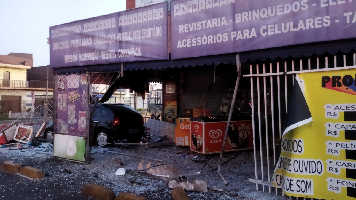 Carro em alta velocidade invade papelaria e causa destruição em Curitiba