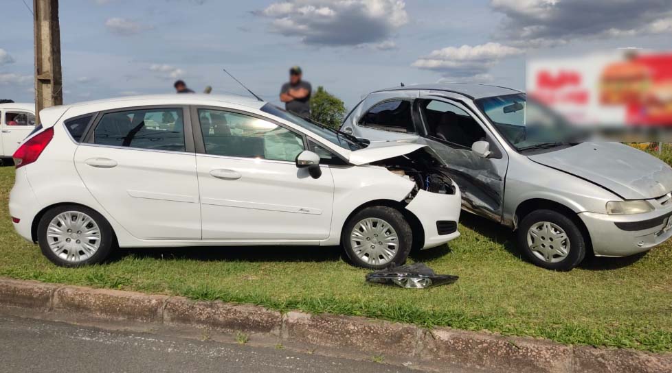 Motorista perde controle e causa colisão em cruzamento no Pinheirinho