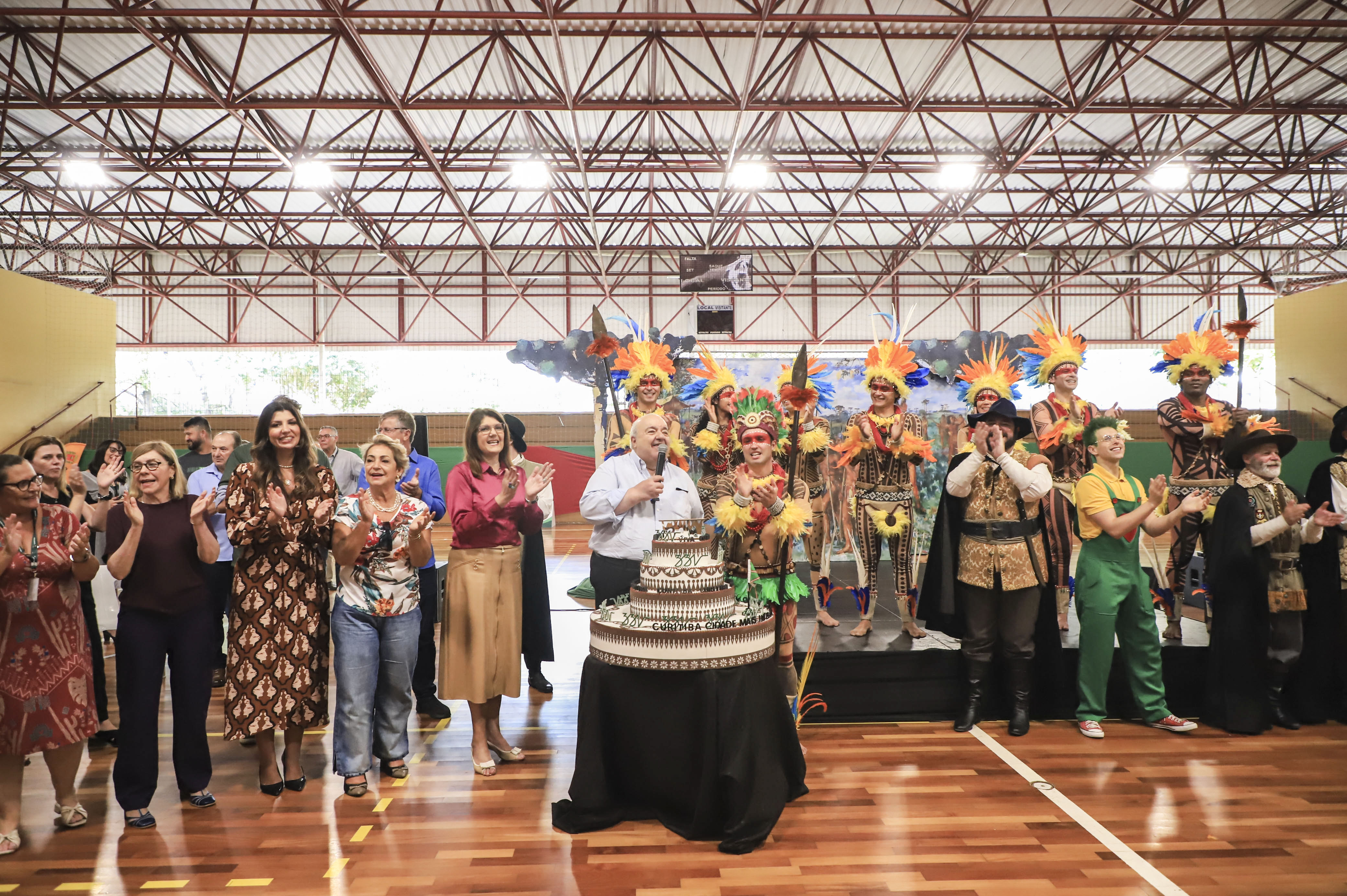 Auto da Fundação de Curitiba cativa com alegria 500 crianças de escolas municipais