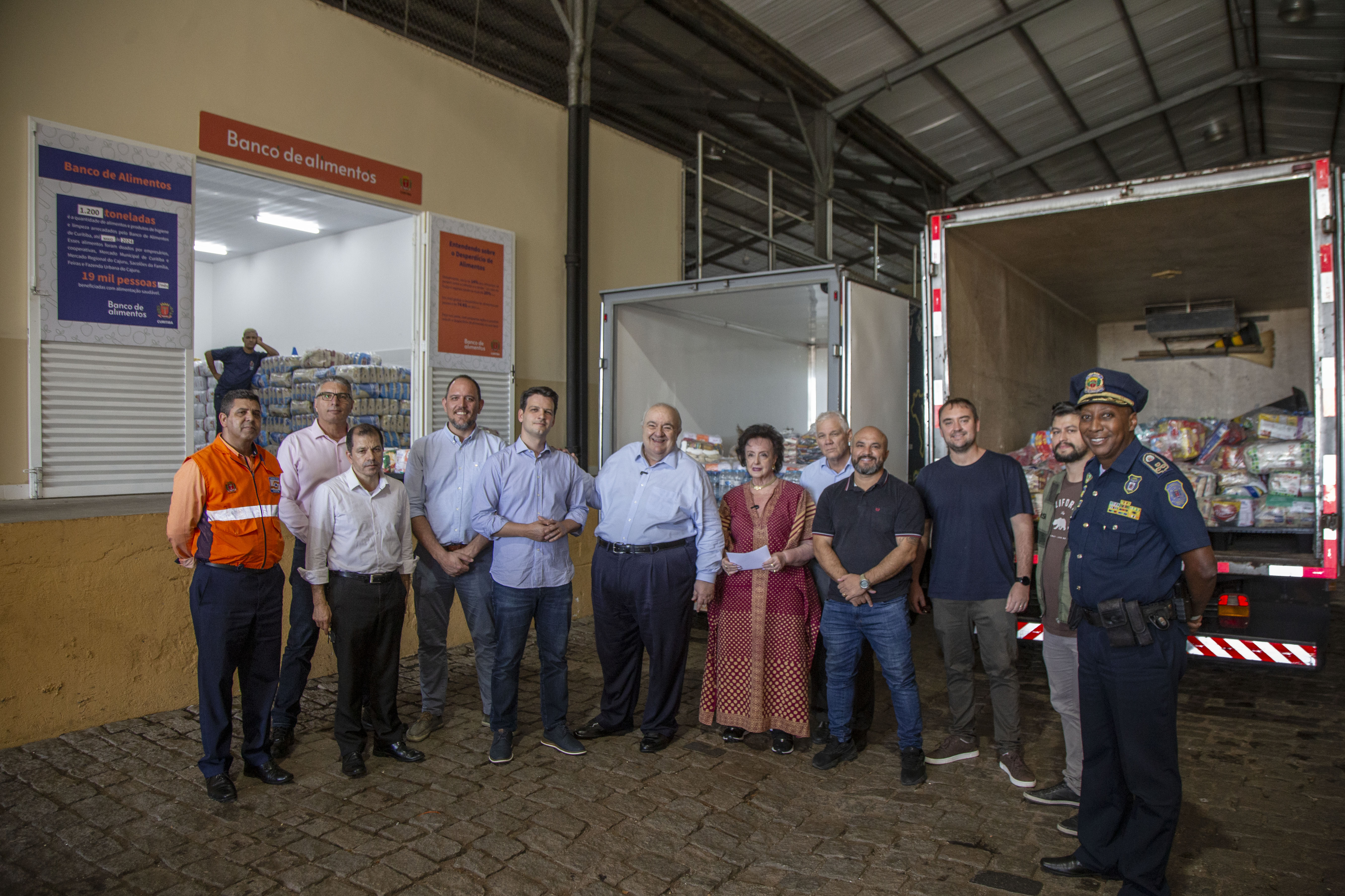 Curitiba envia 12 toneladas de alimentos, além de água e ração para o Rio Grande do Sul