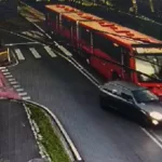 Carro é arrastado por ônibus biarticulado em Curitiba e câmera registra acidente; assista