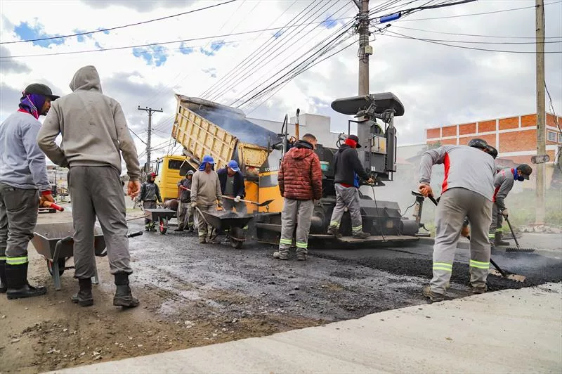 Prefeitura de Curitiba reforma escolas, unidades de saúde e recupera asfalto em 11 ruas