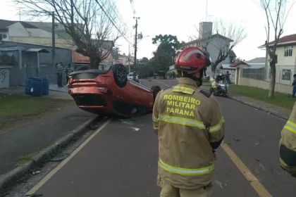 Vídeo mostra momento em que motorista de app perde controle e bate contra carro estacionado em Curitiba